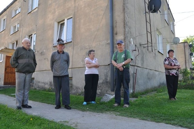 Mieszkańcy bloku w Lubogoszczy w gminie Grzmiąca nie chcą słyszeć o podpisaniu umowy zbiorowej, skarżą się też, że po podłączeniu do sieci kanalizacyjnej w ich mieszkaniach zaczęło śmierdzieć w łazienkach.