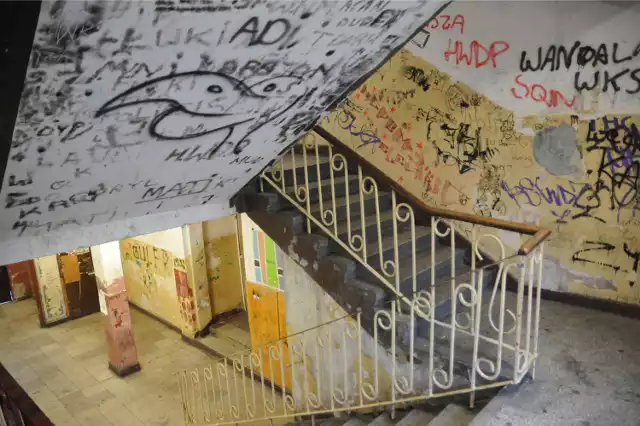 Klatki schodowe bloków socjalnych na Kapuściskach wyglądają okropnie. Już niedługo jednak mogą się zmienić nie do poznania, ponieważ w planach jest ich gruntowna modernizacja.