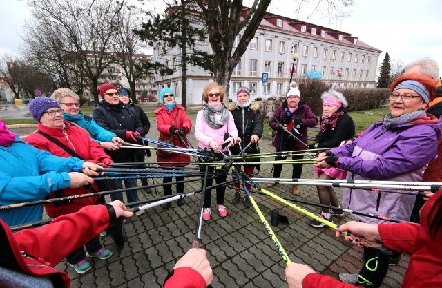 Klub Miłośników Nordic Walking „Patyczaki” działające przy oddziale PTTK w Grudziądzu, zorganizowało  „Kolorowy marsz NW - w oczekiwaniu na wiosnę”, połączony z marszem z okazji Dnia Kobiet. Panowie z klubu stanęli na wysokości zadania i kwiatami uhonorowali panie w dniu ich święta. Marsz ruszył z al. 23 Stycznia wzdłuż Kanału Trynka w stronę osiedla Tarpno.