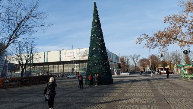 W centrum miasta zaczynają się już pojawiać pierwsze ozdoby świąteczne. Rozbłysła już wielka choinka, która tradycyjnie już stanęła przy Placu Bohaterów. Czytaj więcej na kolejnych slajdach. Posługuj się klawiszami strzałek, myszką lub gestami WIDEO: Na Placu Bohaterów stanęła choinka