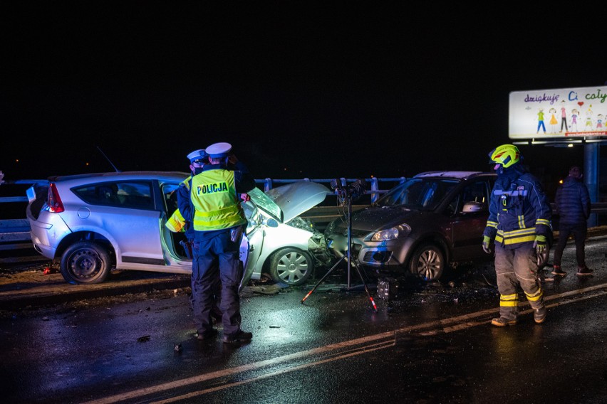 Zakopianka. Nocny wypadek czterech samochodów. Cztery osoby trafiły do szpitala 