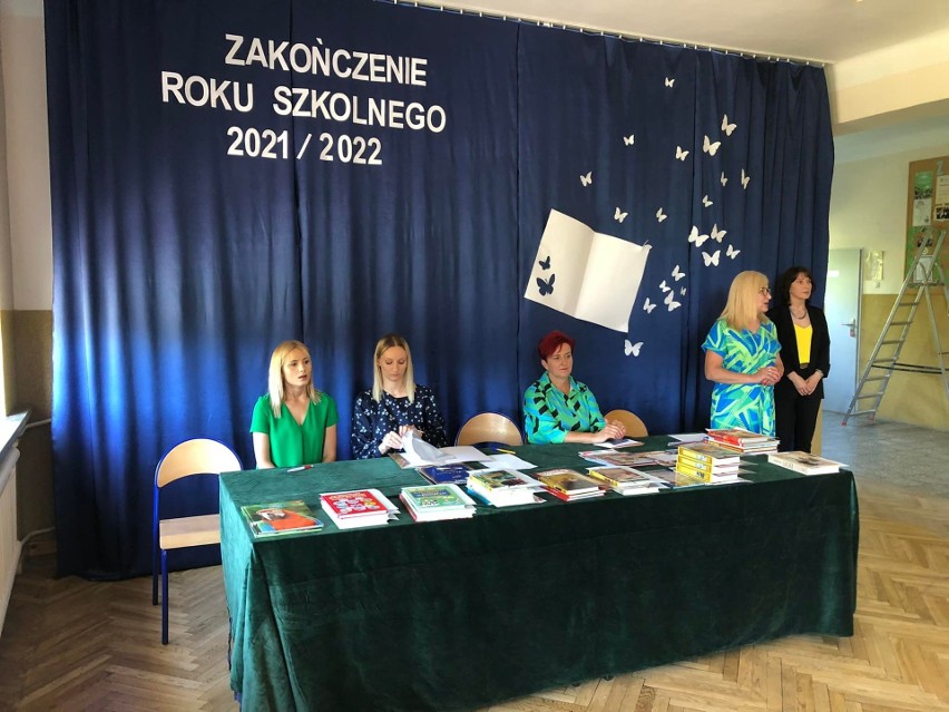 Uroczysty koniec roku szkolnego 2021/2022 w Szkole Podstawowej im. Jana Pawła II w Krzcięcicach