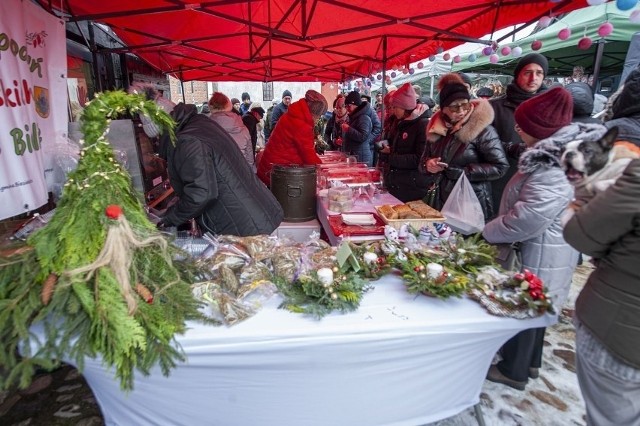 Podczas jarmarku wyroby zaprezentują producenci produktów regionalnych pochodzących ze Szwajcarii Połczyńskiej, swoje stoiska wystawią także koła gospodyń wiejskich i lokalne stowarzyszenia