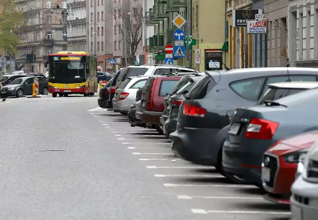 Nagraliśmy sytuację, w której kierowca - chcąc wyjechać tyłem - miał duży problem. Nie pomógł autobus podmiejskiej linii.