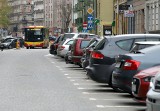 Tu jest za wąsko! Nowe miejsca postojowe na Przedmieściu Oławskim we Wrocławiu - kierowcy mają problem z wymijaniem się (FILM, ZDJĘCIA)