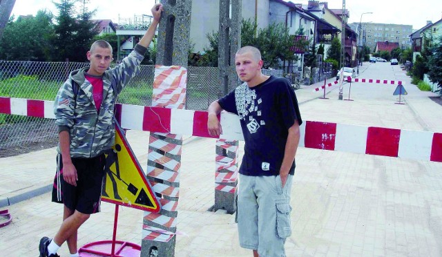 &#8211; Ulica po remoncie, a nikt tędy nie przejedzie. Te słupy to jakaś parodia &#8211; dziwią się ełczanie Szymon Skarbiński (z lewej) i Kamil Niedźwiedzki.