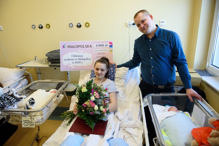 Dwie pary bliźniaków jako pierwsze w Małopolsce urodziły się w szpitalu w Bochni. Rodzice dostali czeki od wicemarszałka [ZDJĘCIA]