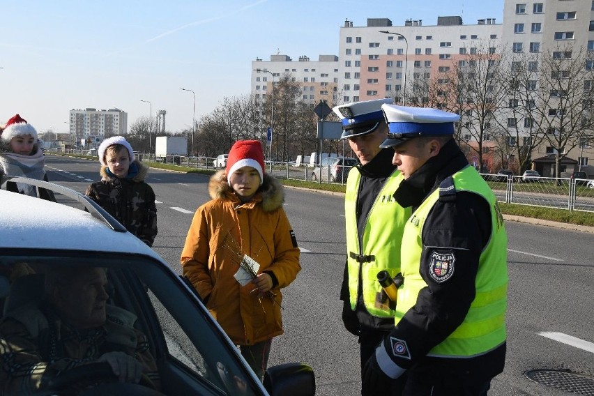 Policjanci z dronem patrolują Kielce. Nagrano szokujące łamanie przepisów! Rozdawali... rózgi i czekoladowe mikołaje (WIDEO, ZDJĘCIA)