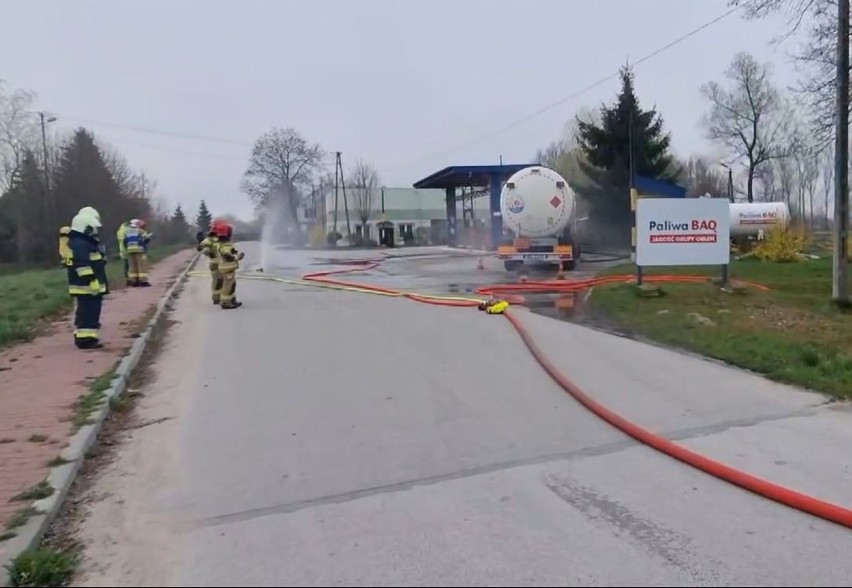 Niebezpiecznie na stacji paliw w Radoszycach. Wyciek gazu podczas tankowania z cysterny