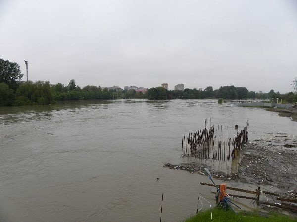 Wislok zalal bulwary w RzeszowieZdjecia wykonane ok. godz 15.30 w Rzeszowie.