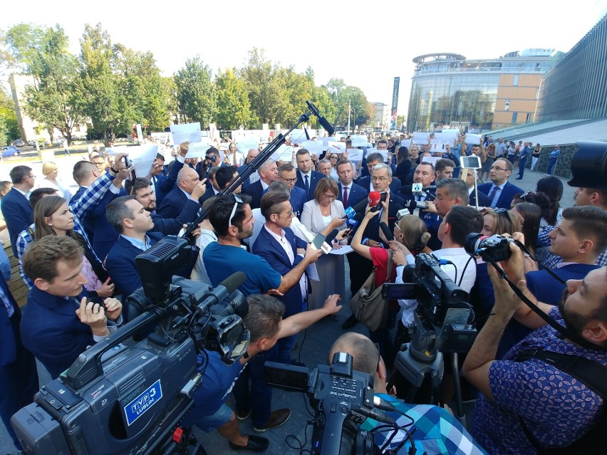 Awantura na konferencji prasowej PiS. Minister Kwieciński starł się z marszałkiem Sosnowskim. – Tchórze! Kłamcy! – skandowali zebrani