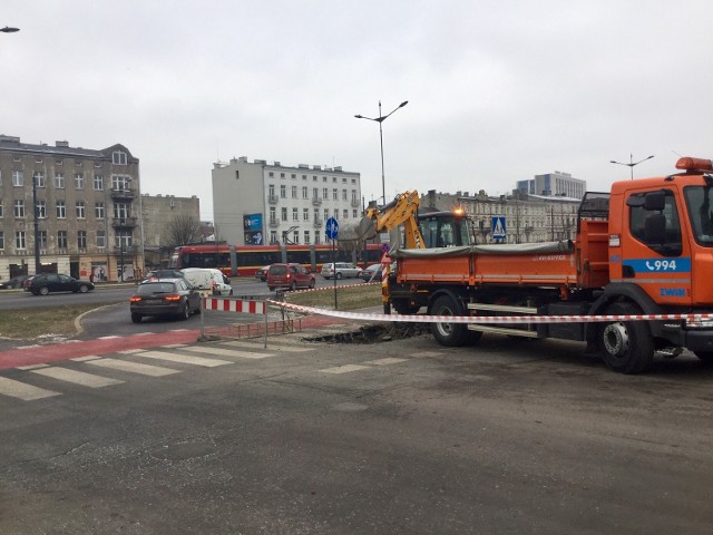 Trwa usuwanie awarii wodociągowej, do której doszło na skręcie z ul. Targowej w al. Piłsudskiego (w kierunku zachodnim).