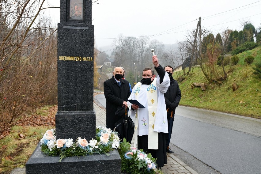 Odnowiona kapliczka przy drodze powiatowej w Paczółtowicach...