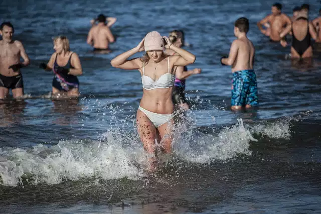 Mroźna Studniówka, czyli morsy na plaży w Mielnie