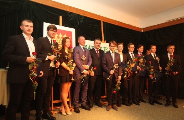 Wspólne zdjęcie laureatów nagrody Nadzieje Kielc 2014.