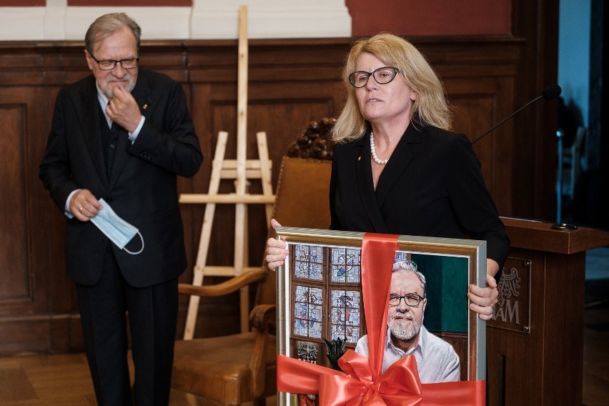 31 sierpnia, Rektor prof. Andrzej Lesicki przekazał...