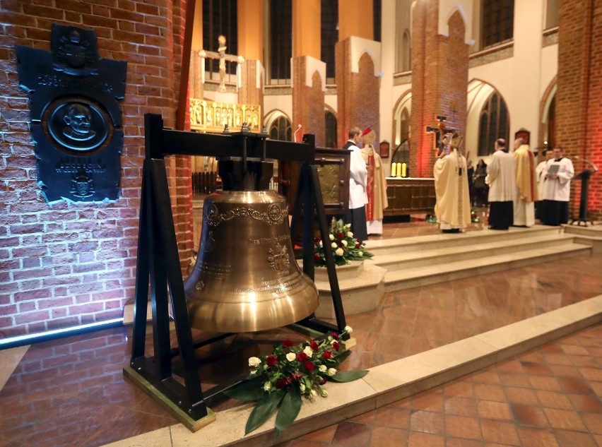 Złoty Dzwon Niepodległości w szczecińskiej katedrze [ZDJĘCIA, WIDEO]