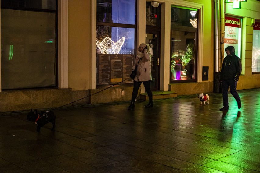 Świąteczny czas w Lublinie. Mieszkańcy wyszli na spacery. Zobacz miasto nocą 