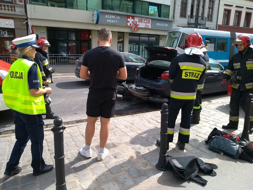 Wypadek w centrum Wrocławia. Motocykl wbił się pod BMW [ZDJĘCIA]