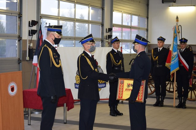 Strażacy z Wąbrzeźna otrzymali odznaczenia, awanse, dyplom oraz medale