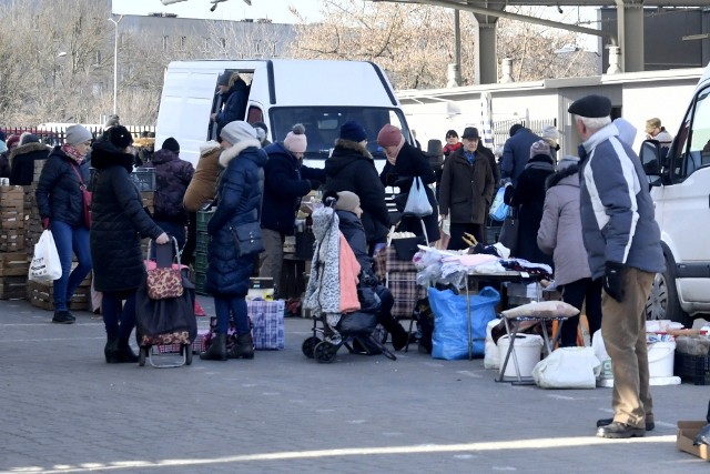 W sobotę 12 marca na targowisku Przy Śląskiej mimo chłodnego poranku pojawiło się wielu kupujących. Dużym zainteresowaniem cieszyło się świeże pieczywo, oraz stragany ze świeżymi warzywami i owocami. >