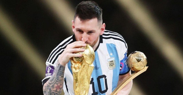 Kapitan reprezentacji Argentyny, Lionel Messi, całujący Puchar Świata FIFA, zdobyty na mundialu 2022 w Katarze