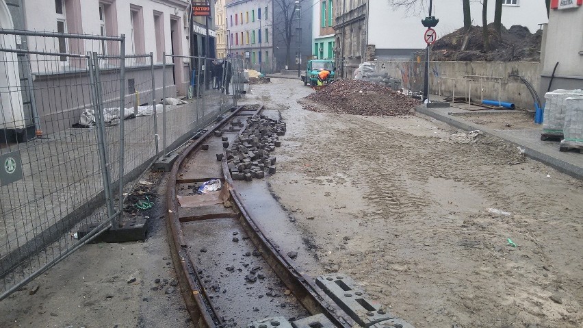 Montaż zabytkowych torów tramwajowych na ulicy Górnych Wałów...
