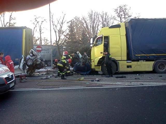 Tir zmiażdżył dwa samochody w BoguchwaleDo tragicznego wypadku doszło nad ranem w centrum Boguchwały.