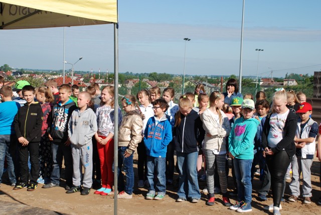 Uczniowie szkoły podstawowej podczas uroczystości wmurowania kamienia wegielnego pod budowę nowej sali sportowej
