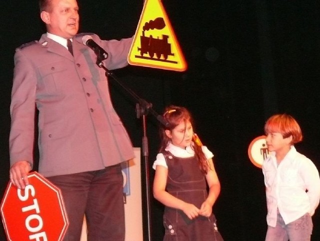 Szef włoszczowskiej &#8222;drogówki&#8221;, aspirant Krzysztof Kościołek pokazywał dzieciom znaki drogowe.