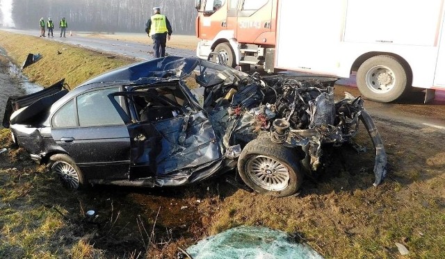 Wypadek na DK 8 na wysokości miejscowości Sikory-Bartyczki. Czołowe zderzenie bmw z hondą.