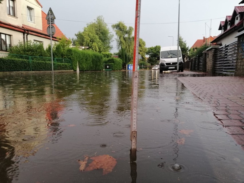 Burza przeszła także nad Kołobrzegiem. Efekt? Zalane ulice,...