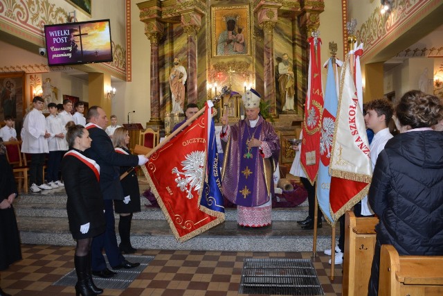 Nowy sztandar szkoły w Przyłęku poświecił biskup Marek Solarczyk.