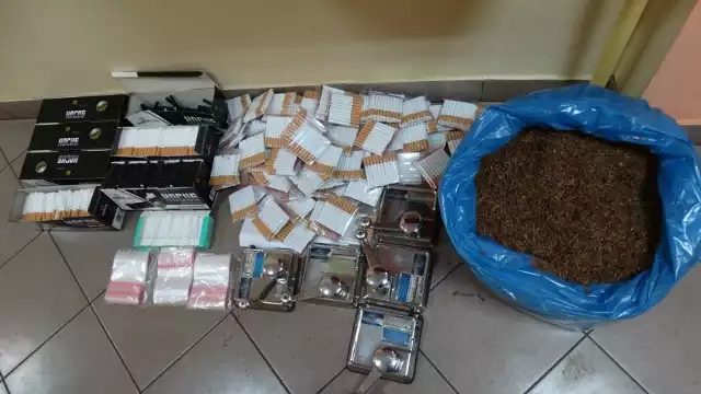 W domu zatrzymany policjanci znaleźli między innymi tytoń i gotowe już papierosy.