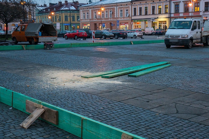 Ruszyła budowa lodowiska na sądeckim rynku