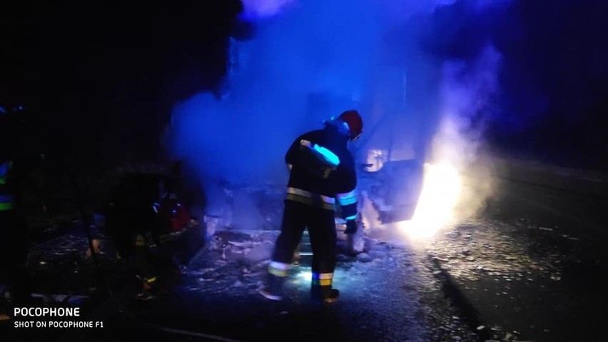 DK65. Na trasie Knyszyn- Mońki spalił się samochód dostawczy. Kabina forda spaliła się doszczętnie [ZDJĘCIA]