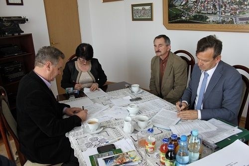Podpisy pod umową złożyli: Piotr Machalewski z firmy Wiktor, burmistrz Pińczowa Włodzimierz Badurak oraz skarbnik gminy Mirosława Wiśniewska.