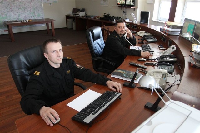 Strażacy: Marcin Bajon i kapitan Marek Piątek dbają o nasze spokojne święta.