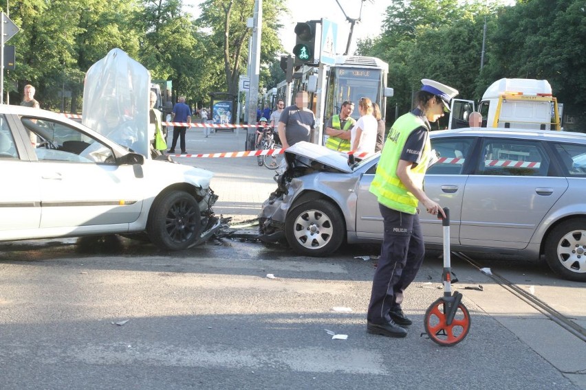 Wypadek trzech samochodów na Powstańców Śląskich. Dwie osoby ranne