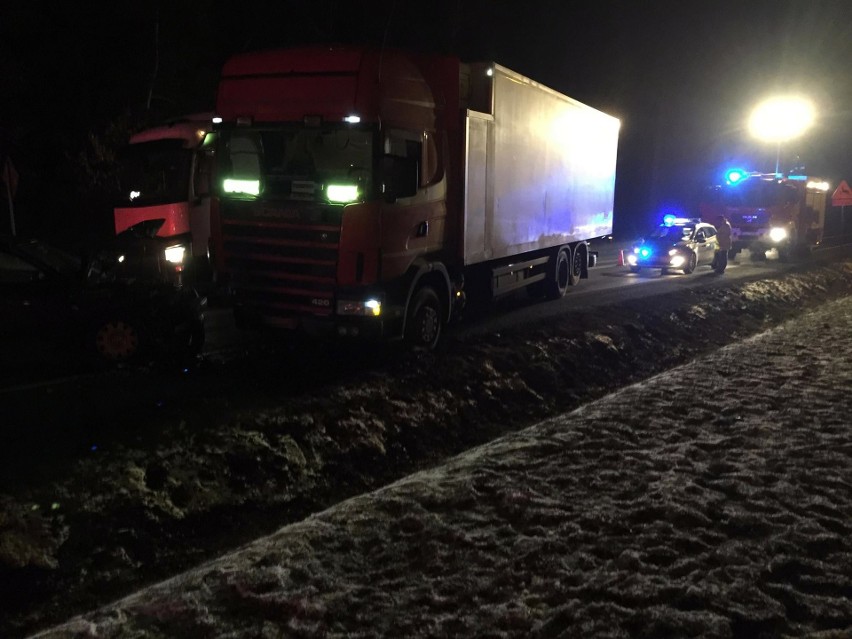 Szczucin. Zderzenie osobówki z samochodem ciężarowym na drodze krajowej [ZDJĘCIA]