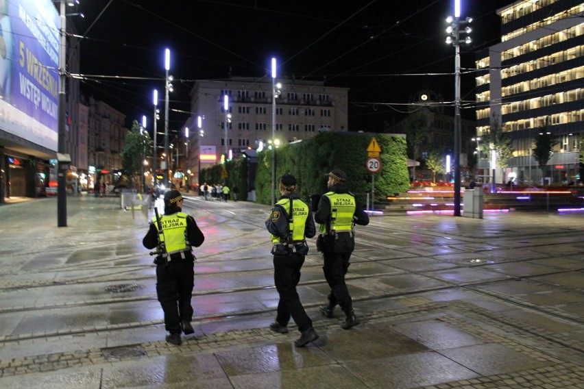 Katowice: Dodatkowe patrole policji w centrum. Posypały się już pierwsze mandaty. Część z nich za jazdę na hulajnodze
