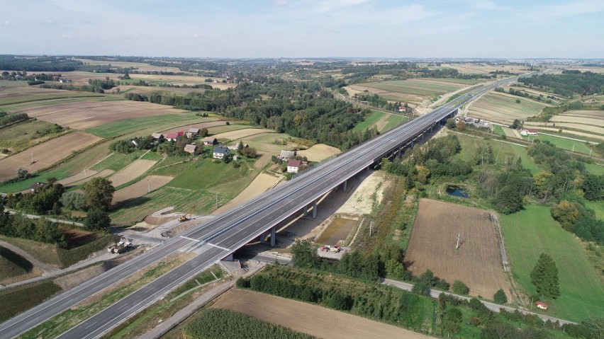 Najnowsze zdjęcia lotnicze z budowy trasy S7: odcinek węzeł...