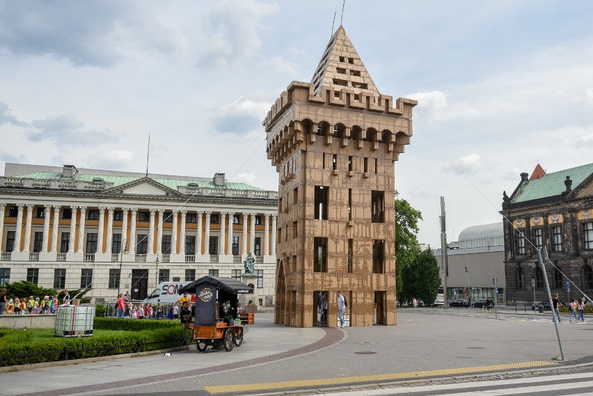 Gdy kilka lat temu zbudowano w Poznaniu zamek Przemysła,...