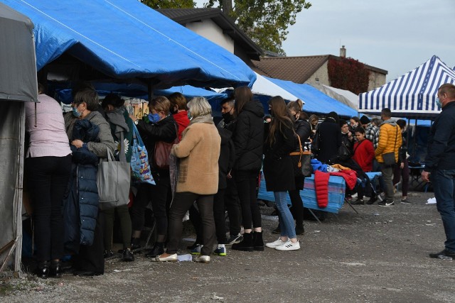 Kieleckie bazary z reguły odwiedzaliśmy ostatnio we wtorki i piątki, tym razem sprawdziliśmy jak wygląda handel w czwartek 22 października. Z rozmów z właścicielami straganów wynika jedno - ludzie boją się koronawirusa, jeśli przychodzą na zakupy to robią je błyskawicznie i wychodzą z targowiska. Wyraźnie jednak widać, że ludzie jest mniej.Zobaczcie jakie były ceny w czwartek 22 października