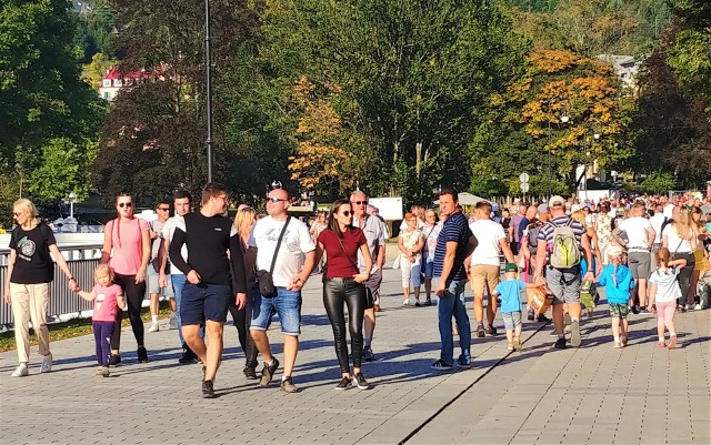 W ostatni weekend Krynica - Zdrój pękała w szwach. Turyści tłumnie odwiedzili znane sądeckie uzdrowisko