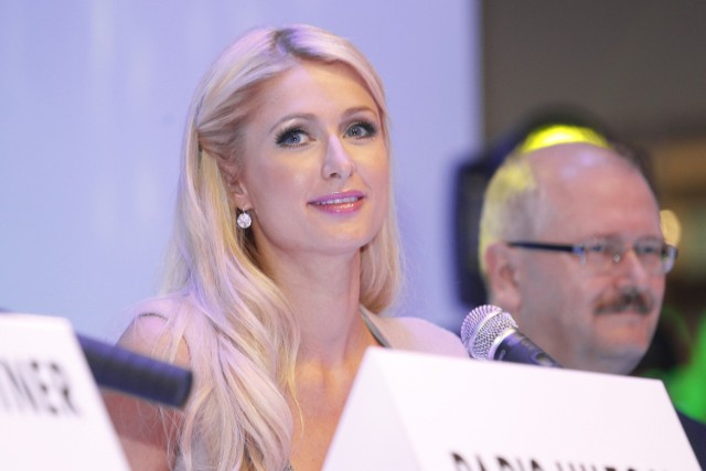 Paris Hilton ogłosiła za pośrednictwem mediów społecznościowych, że wraz z Carterem Reumem przywitała na świecie dziecko