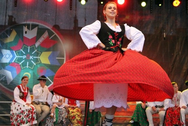 Łopuśnianie prezentują folklor Podhala: tańce, śpiew, zabawy, zwyczaje i obrzędy. Wystąpią w środę w Krypnie Kolonii, w czwartek w Białymstoku, w piątek w Białowieży, a w niedzielę w Siemiatyczach.