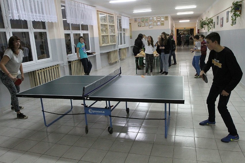 W Gimnazjum numer 9 w Kielcach podczas „Nocy z Dziewiątką” uczniowie bawili się, uczyli i lali wosk