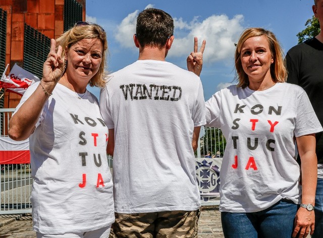 Działacze KOD przyznają się, że włożyli T-Shirt pomnikowi Kaczyńskiego