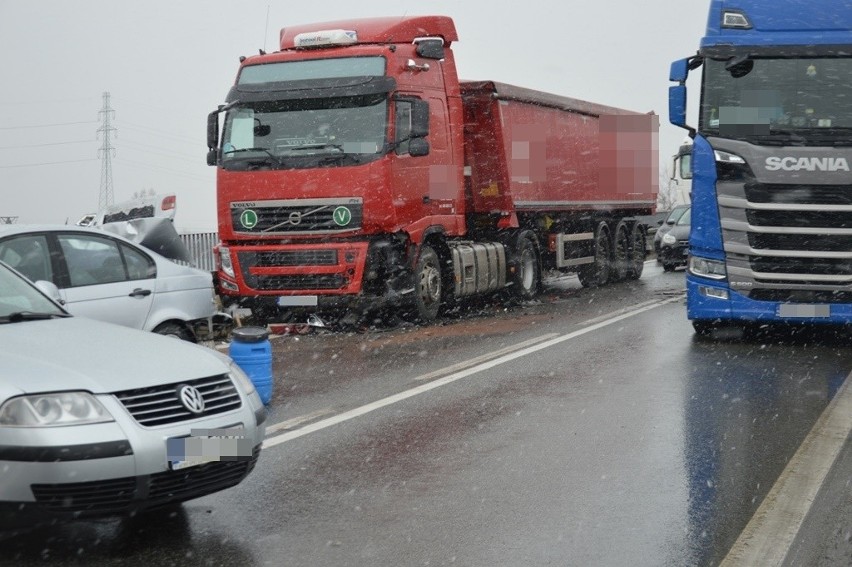 Ciężarówka i dwie osobówki rozbite na obwodnicy Starego Sącza. Kierowca bmw w szpitalu [ZDJĘCIA]